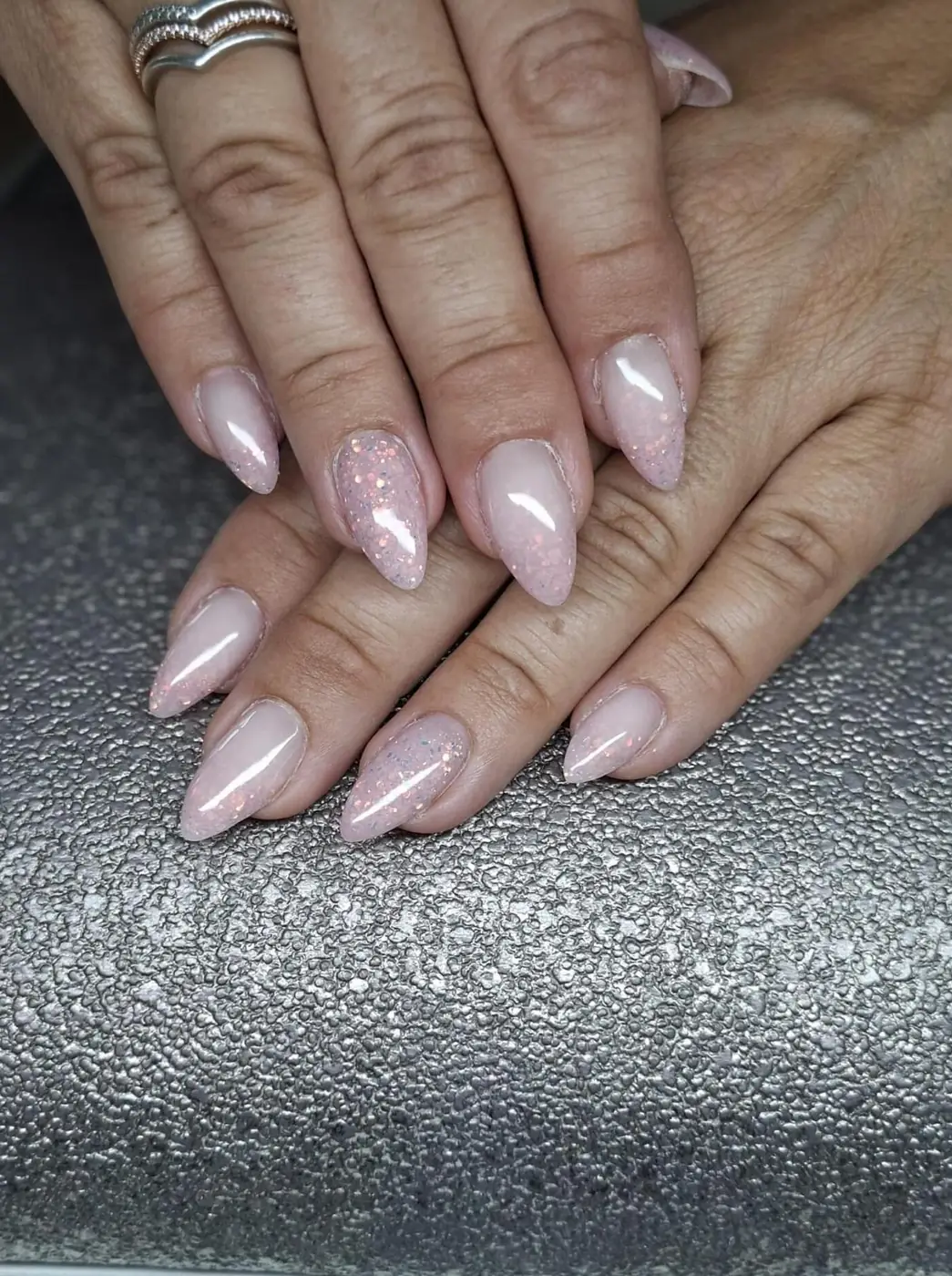 Nude Gelnägel mit Glitzer-Akzent in Mandelform
